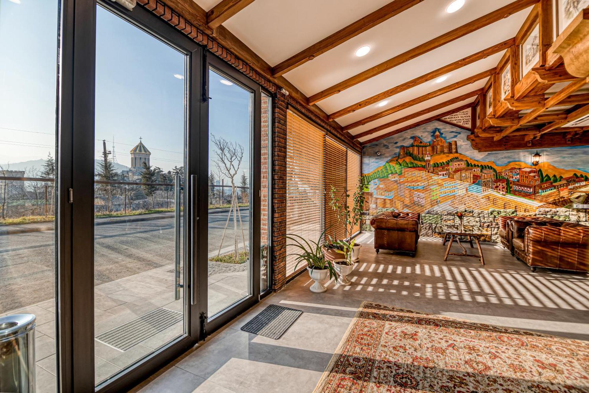 Ivy Hotel Тбилиси Екстериор снимка